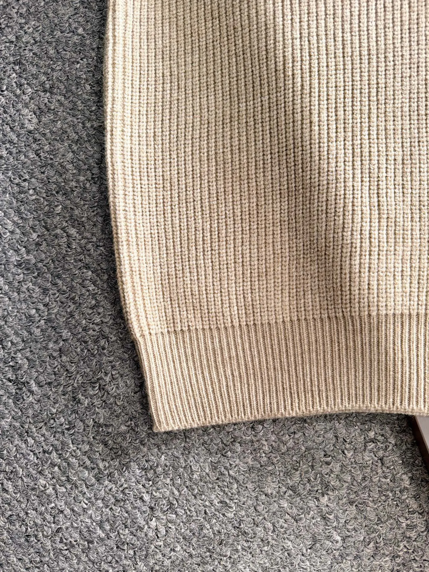 The latest knitted sweaters from Hermès’ 2026 autumn and winter official website are on sale at the same time at Hot Sale counters! Specially made of wool blended fabric. It feels comfortable and can be directly in contact with the skin. The logo badge is exquisitely embroidered, which is extremely eye-catching! The details highlight the fashionable charm of big brands. Exquisite workmanship. Three-dimensional cutting style. The wearing effect is invincible and handsome! All three standards are complete! Sizes:M-4XL